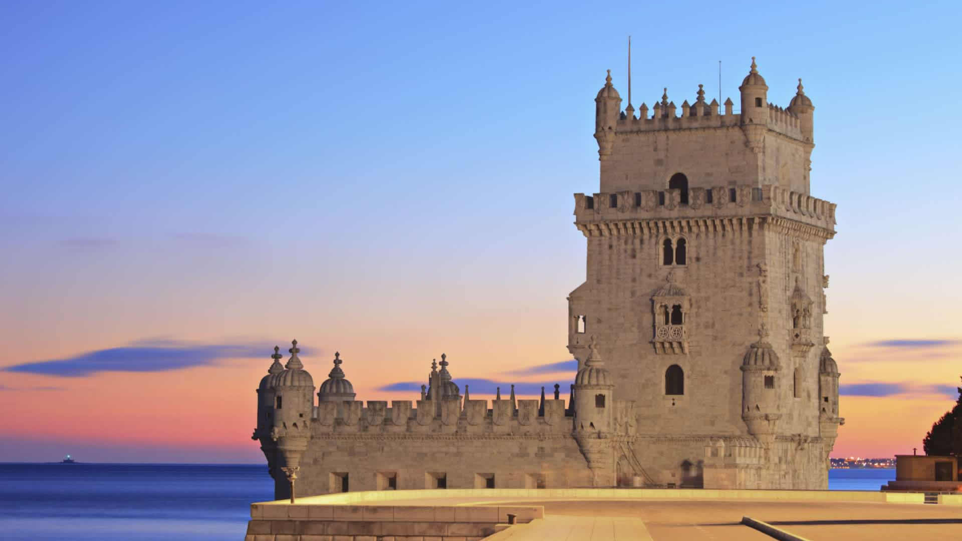 La tour de Belém évoque l'Afrique en plein Lisbonne: bâtie à l'origine (1519) au milieu du Tage, elle défendait l'embouchure et le monastère des Hiéronymites, elle verra passer les caravelles en partance pour les côtes de Guinée.