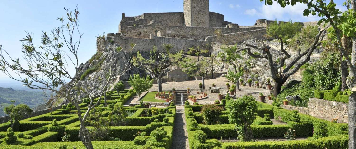 En français « derrière les monts », terre aux paysages ruraux d’une rare beauté riche en vignes - le fameux vin de Porto - mais aussi en céréales, légumes et fruits, et avec un grand patrimoine culturel.