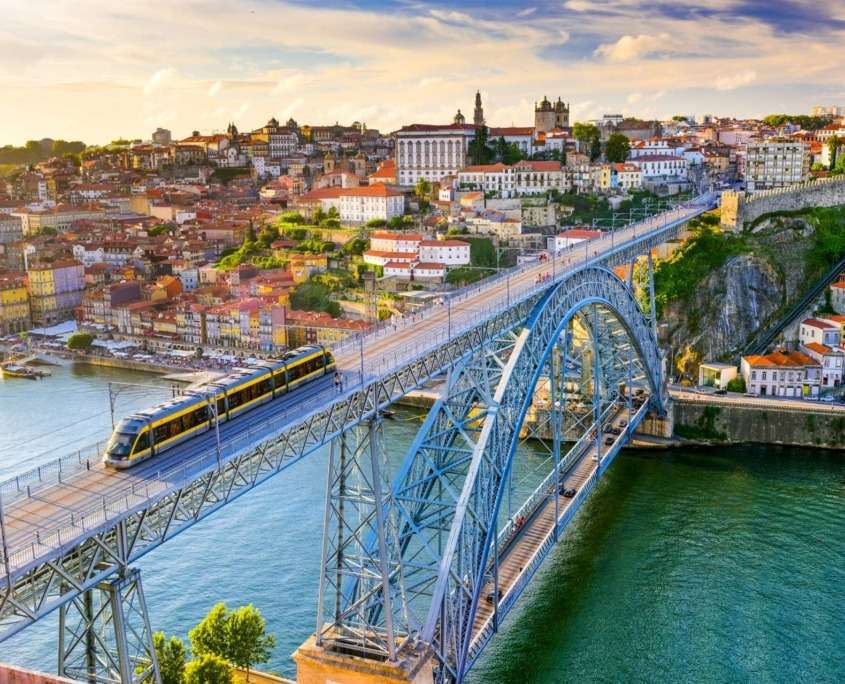 La mystique ville de Porto et ses vieux quartiers ornés de maisons à arcades, ses monuments très bien conservés, ses églises baroques, ses ruelles sinueuses ainsi que les marges du fleuve Douro.