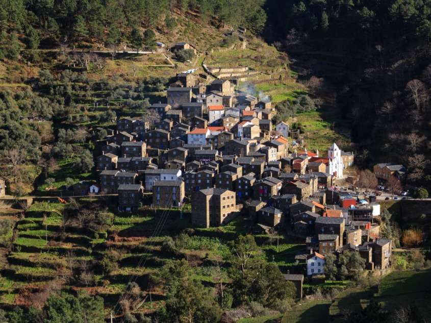 Dans la Serra do Açor, Piódão est composé de maisons de schiste et d’ardoise descendant le flanc de la colline formant un amphithéâtre.