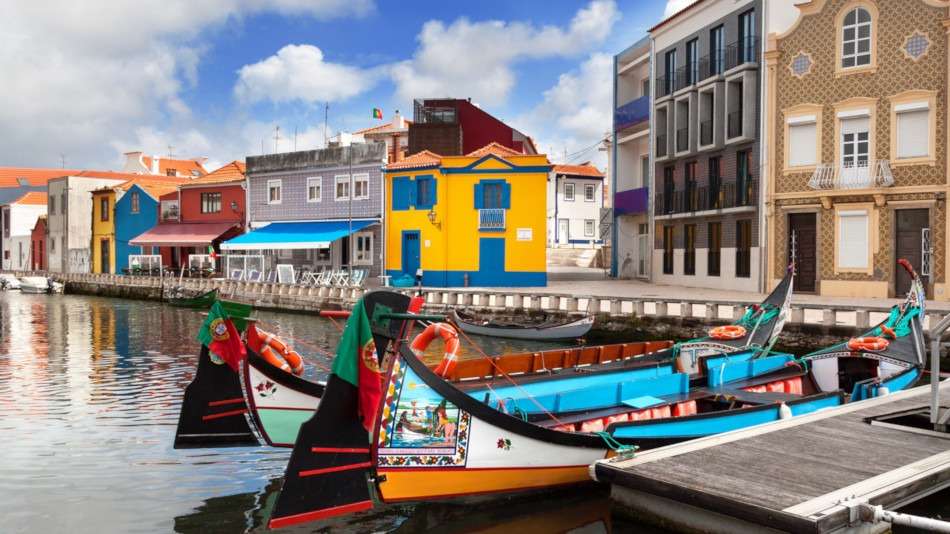 Avec un guide local à la découverte du Centre du Portugal, des villes de Coimbra, Luso, Buçaco, Aveiro et Ílhavo et de leurs principaux centres d’intérêts.