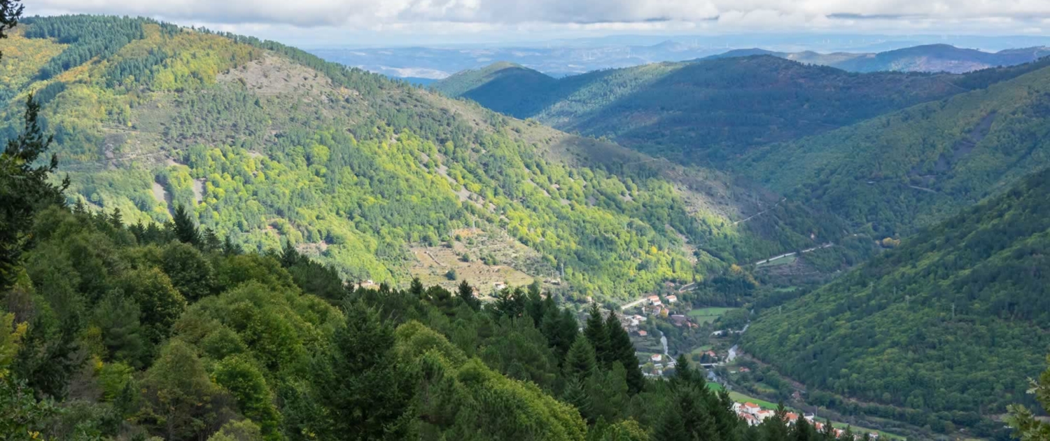 La Beira Alta abrite certains des paysages les plus spectaculaires du pays, plateaux sans fin, montagnes escarpées parsemées de rochers dont la Serra da Estrela, point culminant du Portugal Continental.