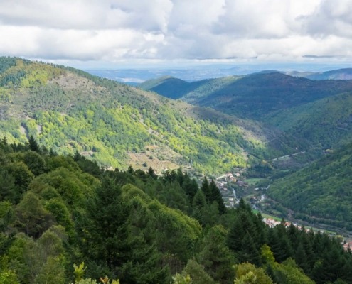 La Beira Alta abrite certains des paysages les plus spectaculaires du pays, plateaux sans fin, montagnes escarpées parsemées de rochers dont la Serra da Estrela, point culminant du Portugal Continental.