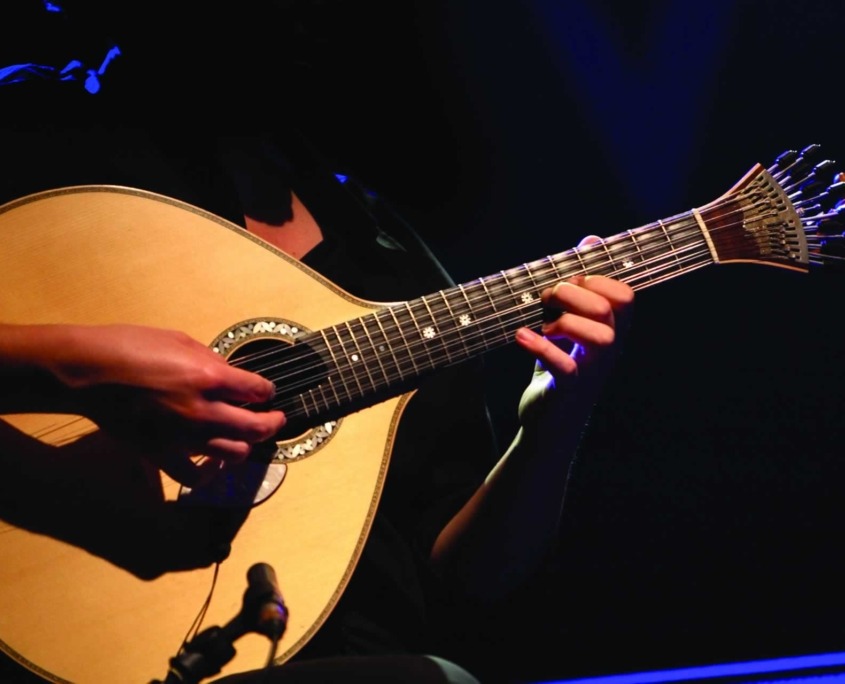 Le fado de Coimbra est traditionnellement chanté par les étudiants universitaires, des voix masculines, avec un processus rigoureux de sélection de musiciens.