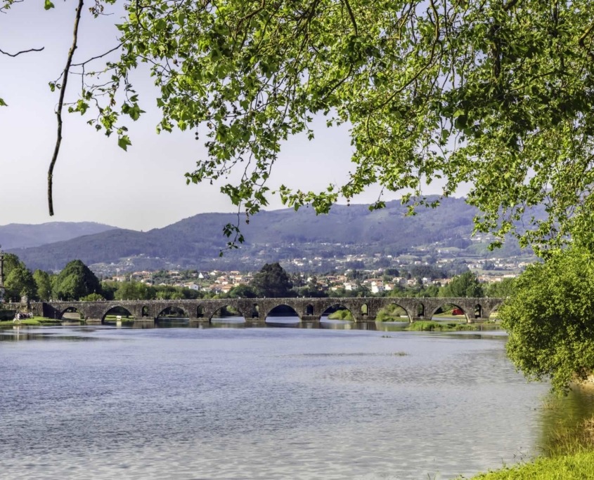 Ponte de Lima, plus ancienne ville du Portugal, est enjambée par un pont médiéval dont les bases datent de l’époque romaine.