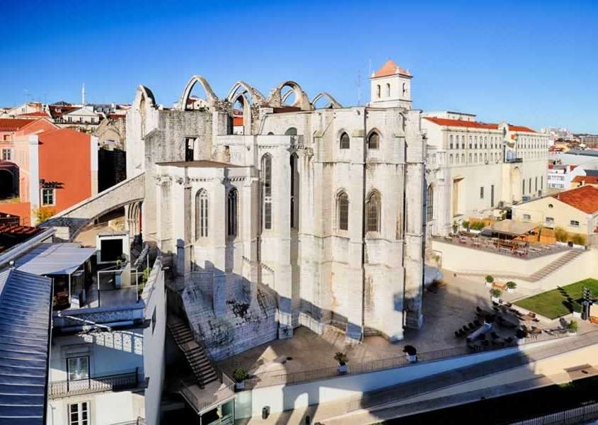 Dominant le Rossio, les ruines originelles détruites lors du tremblement de terre de 1755 abritent le musée archéologique du Carmo.