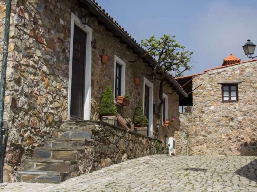 Village d’une seule rue avec de chaque côté des maisons faites en quartzite qui suit quasi parallèlement le cours de la rivière Alge.