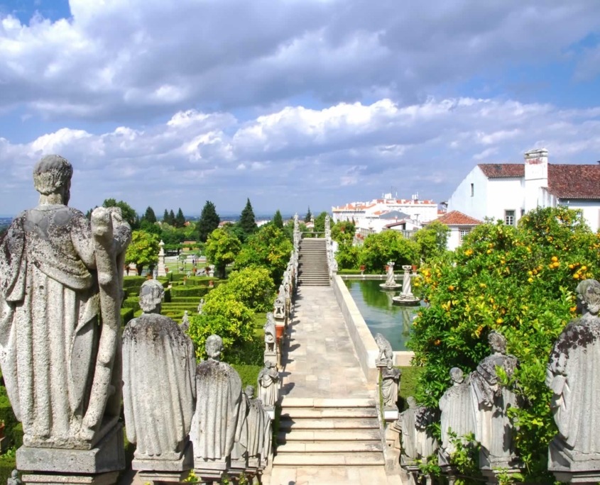 Jardins de style baroque, dont les fontaines, lacs et cascades forment un décor harmonieux. Admirez également les statues des rois du Portugal qui ornent les escaliers.