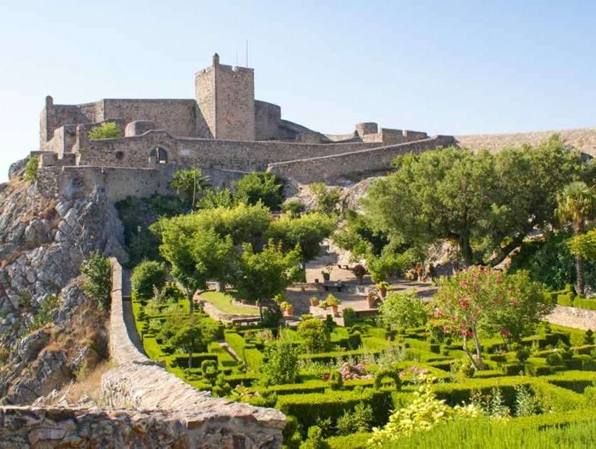 Considéré comme forteresse imprenable, ce château commença d’être construit par les maures mais seulement achevé au 13ème par les Rois du Portugal.