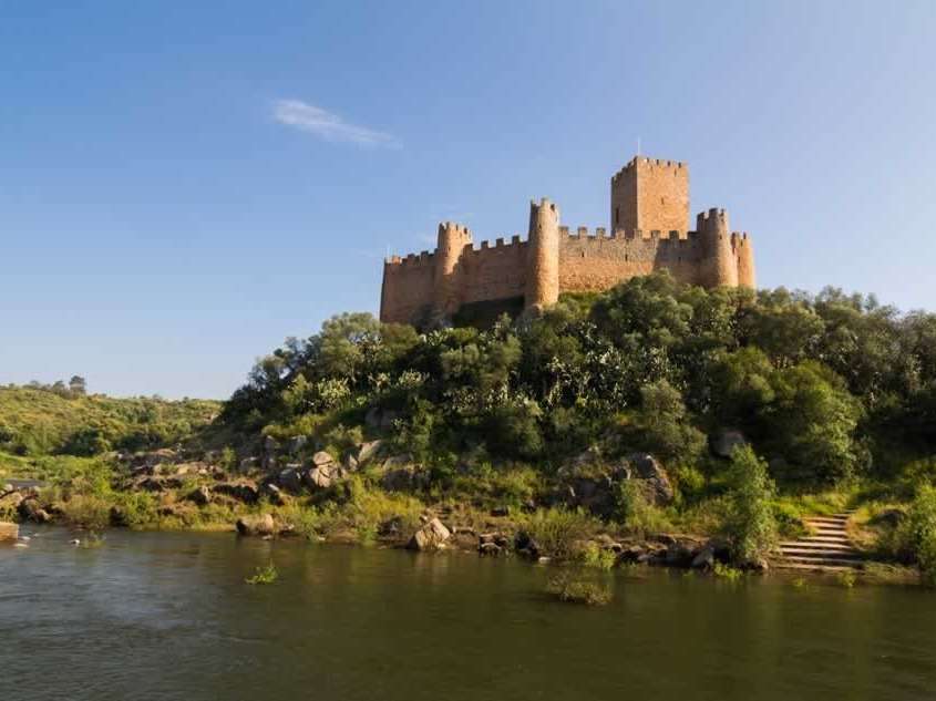 Castelo de Almourol, érigé au 12ème siècle, servira de forteresse pendant la Reconquista, mais aussi de prison, innovation à l’architecture militaire portugaise apportée par les Templiers.
