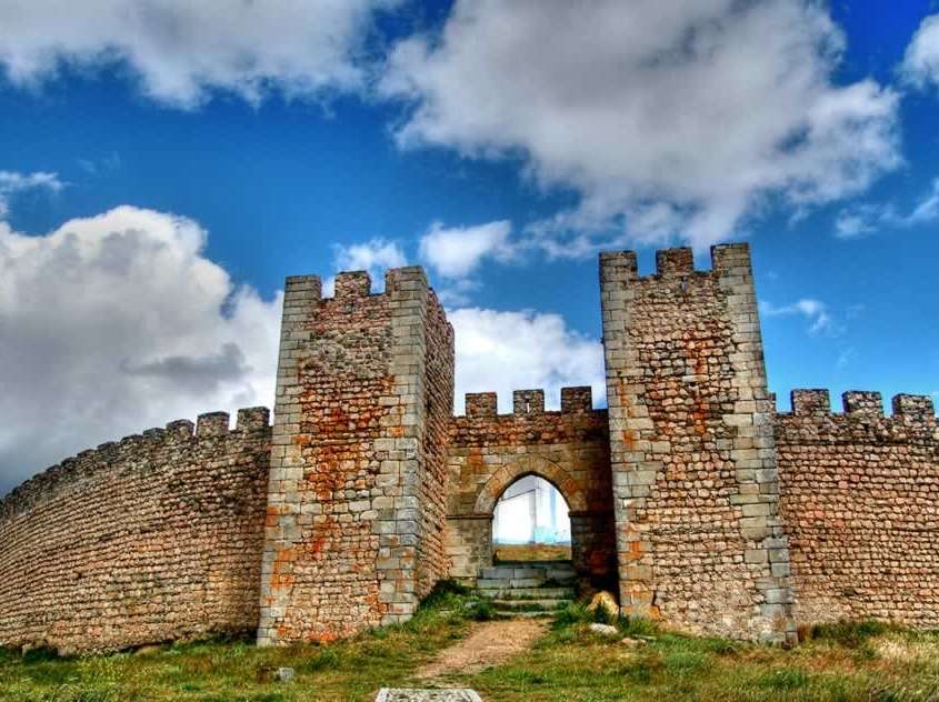 Construit au 14ème siècle, formé de deux ensembles fortifiés, son enceinte rectangulaire abrite le Donjon, la Tour de l’Horloge construite au style manuélin et une ancienne église paroissiale du 16ème siècle.