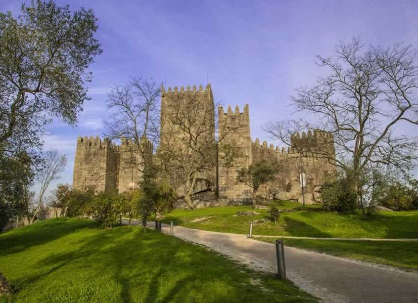 Refuge contre les attaques incessantes des peuples Vikings et Maures puis théâtre de luttes héroïques pour la défense du Portugal.