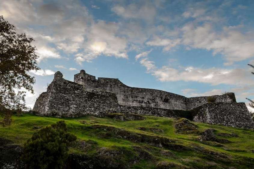 A admirer son donjon féodal crénelé au milieu de son enceinte quadrilatère à bastion et un panorama unique sur la vallée du Lima et les montagnes environnantes.