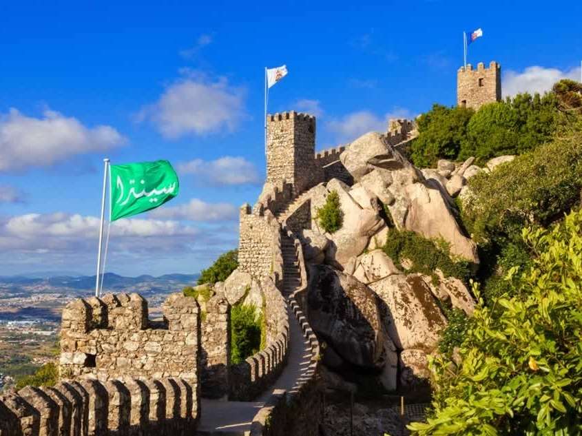 Bâti par les Visigoths au Vème siècle puis agrandi par les Maures au IXème siècle, ce château occupe une position stratégique au sommet d’une colline.