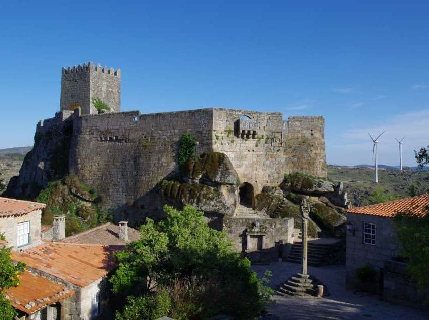 Édifié au 13ème siècle sur un ancien castre néolithique, pour but de protéger la frontière contre les invasions espagnoles, joua un grand rôle au moment des invasions françaises par les armées de Napoléon.