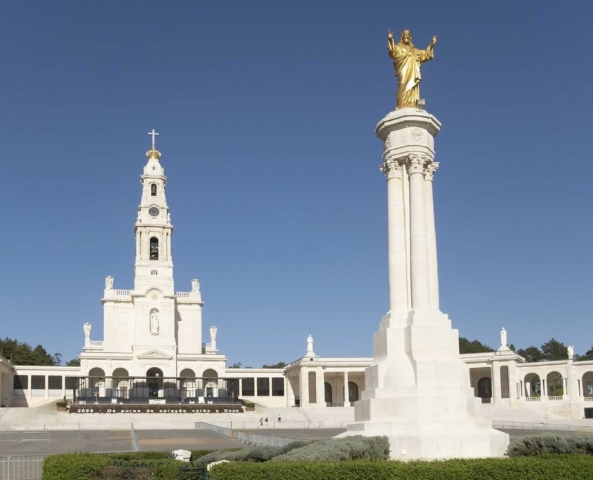 2ème plus important lieu de pèlerinage marial catholique après le Vatican, le sanctuaire regroupe un ensemble de bâtiments et de structures.