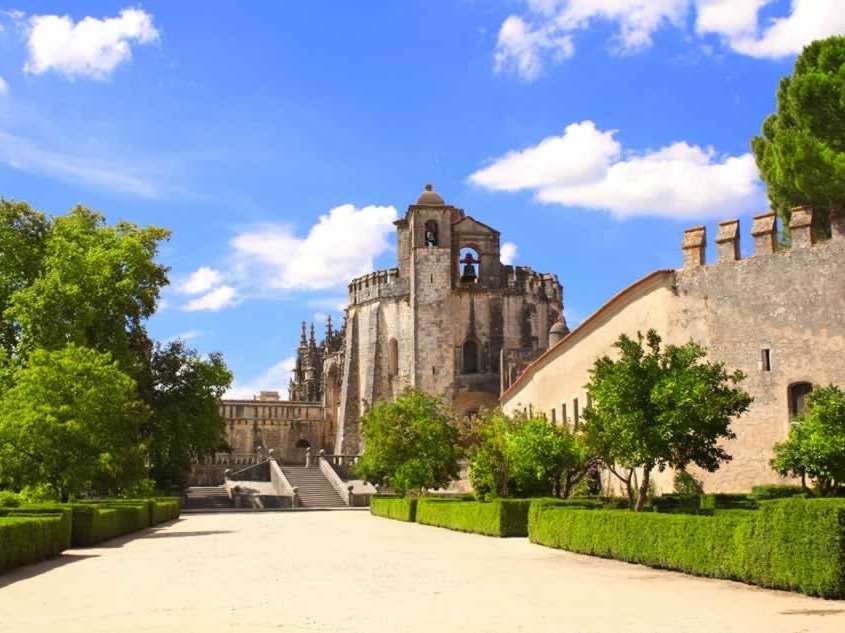 Le Couvent de l'ordre du Christ, fondé par le Grand Maître des Templiers, est l’un des monuments historiques et artistiques les plus importants du Portugal.