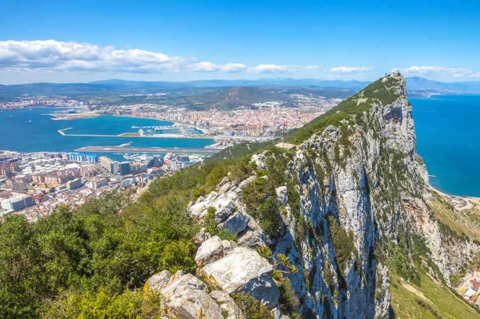 Visite de la ville historique de Gibraltar. Arrivée sur place, 2 options: shopping ou visite du fameux rocher avec un guide.