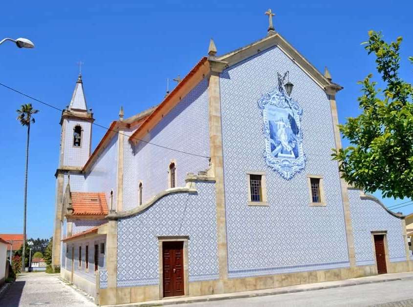 Construite au milieu du 12ème siècle, cette église est totalement recouverte d’azulejos aux tons bleutés qui lui confère un style très atypique.