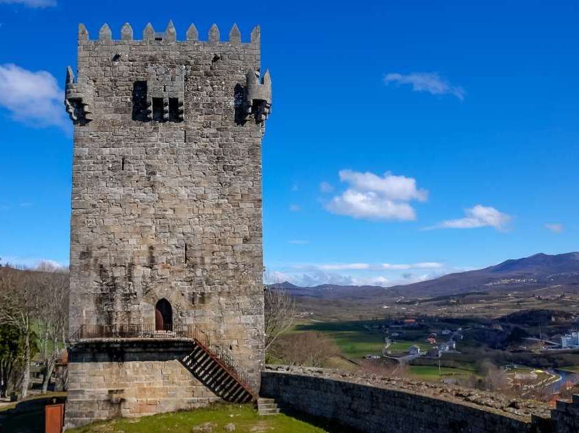 Construit au 13ème siècle et achevé au 14ème, ce château luttera contre les invasions du Royaume de Castille.