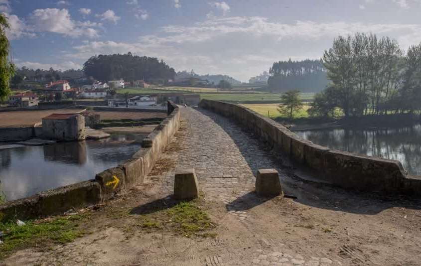 Petit village construit sur une péninsule au beau milieu d’une immense étendue d’eau, la Albufeira de Alto Rabagão.