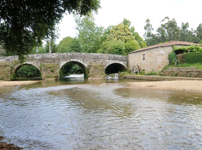 Les maisons de granit sont reliées de part et d’autre de la rivière par un vieux pont romain, les eaux de la rivière éponyme s’écoulant de la Serra de Arga.