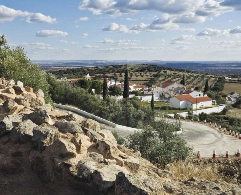 Au pied du Parque Natural da Serra de São Mamede, emprunte d’une forte spiritualité historique, la ville porte encore les stygmates de l’époque baroque visibles sur certains bâtiments et monuments.