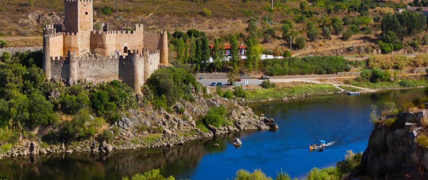 L’une des régions les plus fertiles du Portugal grâce au grand fleuve qui la traverse, où le cheval lusitanien y est élevé et où l’art de la tauromachie à la portugaise est la plus ancrées dans les mœurs et coutumes.