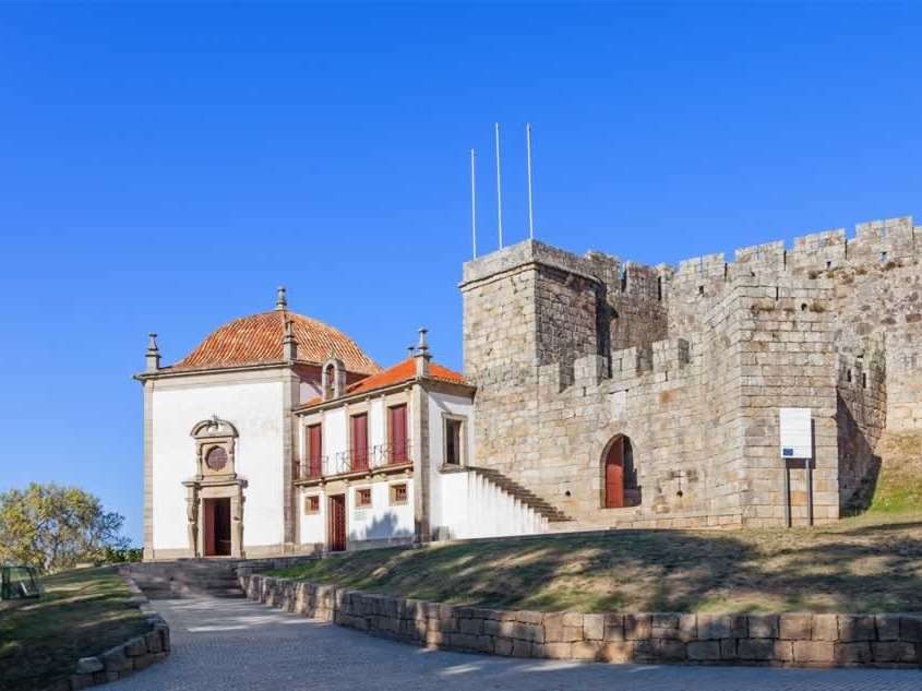 Initialement bâti au 11ème siècle puis reconstruit au 15ème par le seigneur des lieux, on y trouvera une barbacane, premier mur d’enceinte bas, typique de l’époque.