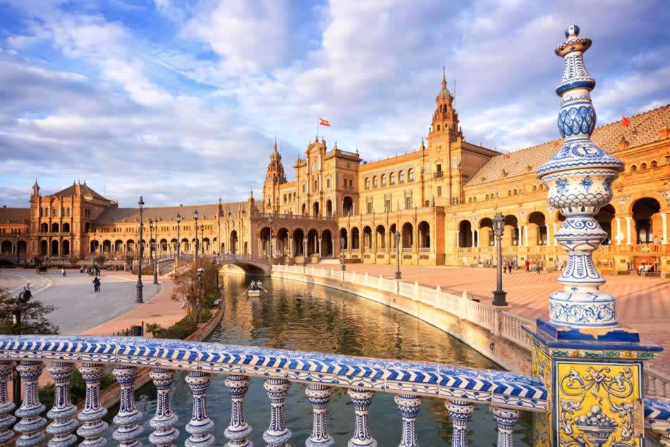 Visite de la ville fondée par les romains sur les rives du Guadalquivir, des principaux centres d’intérêts de la ville et temps libre pour shopping.