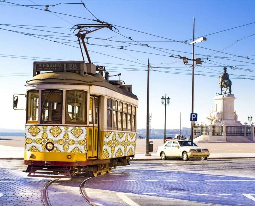 Le tramway et notamment sa romantique ligne 28 est un excellent moyen de voyager à travers les époques et les quartiers historiques de la ville.