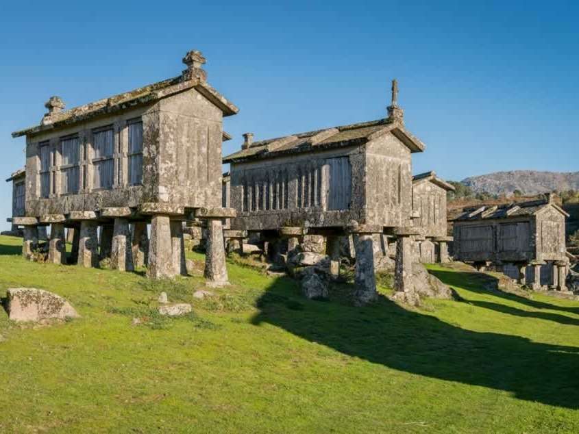 Village connu pour ses Espigueiros, constructions en granite qui permettaient au maïs de sécher, dont les plus anciens datent du 18ème siècle.