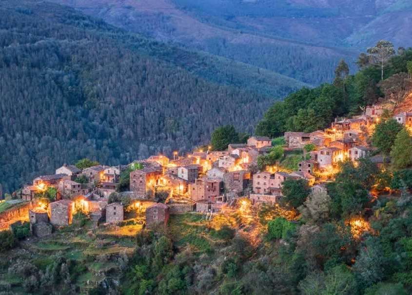 Situé en pleine Serra da Lousã, sur le versant nord, Talasnal est composé de petites maisons à la couleur sombre due au schiste