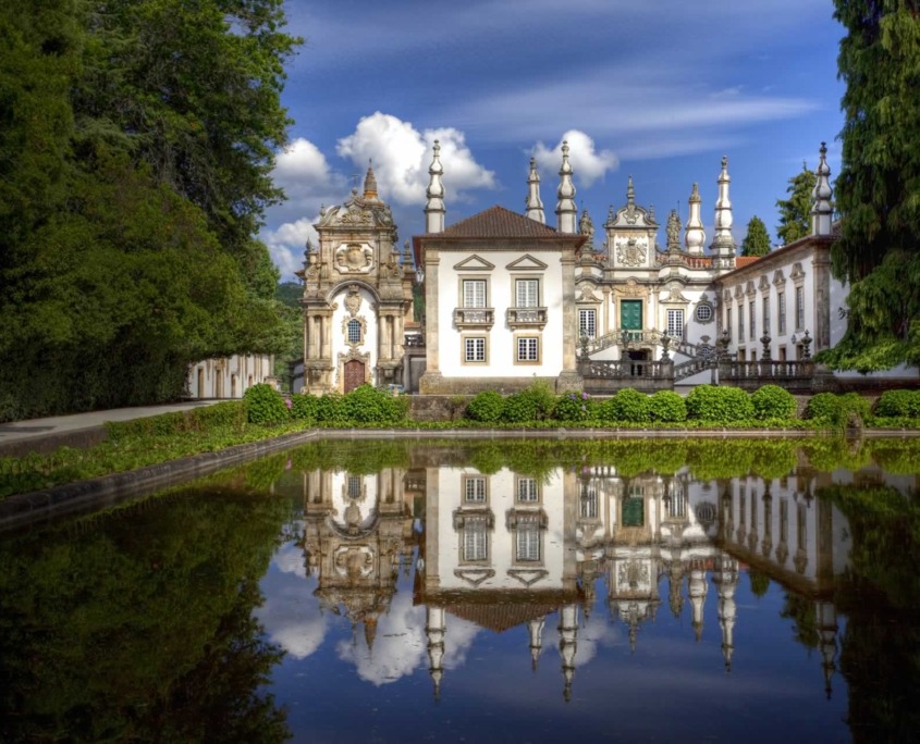 Splendide réussite de l’architecture baroque édifié au 18ème siècle avec ses splendides jardins ainsi que sa bibliothèque de 6000 livres.