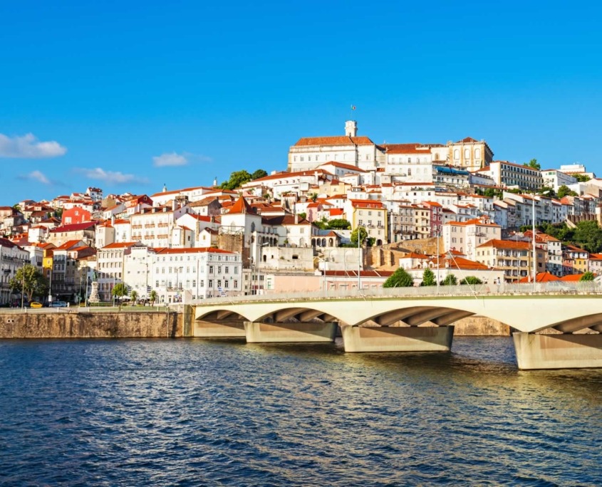 Avec des origines romaines et wisigothes et une influence musulmane, Coimbra possède un riche patrimoine architectural ancien et moderne avec des œuvres des deux plus importants architectes portugais, Souto Moura et Siza Vieira.