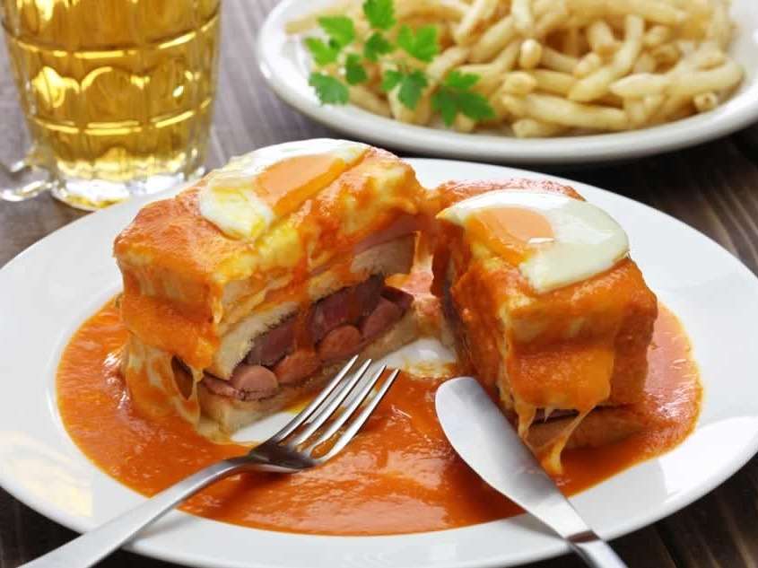 Petite Française en portugais, l’origine remonterait aux invasions Napoléoniennes, sandwich de linguiça, saucisse fraîche, jambon et bœuf, recouvert de fromage et d’une sauce piquante.