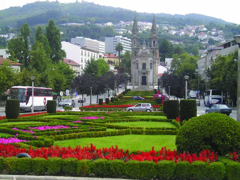 A la découverte de la région du Minho, le berceau du Portugal, Braga, Guimarães, Ponte de Lima, Viana do Castelo et Barcelos et de leurs principaux centres d’intérêts.