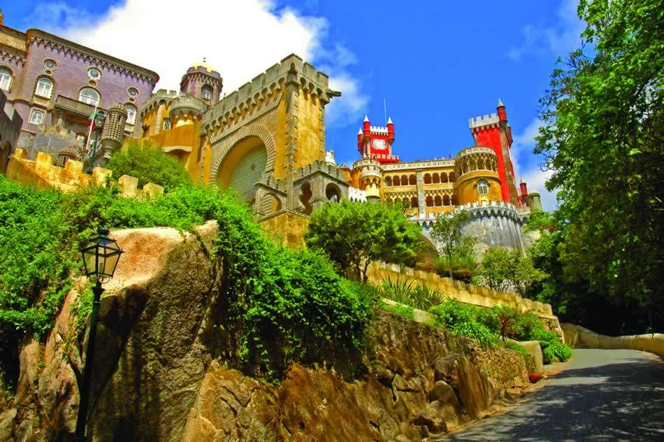 Visite de Sintra, le Cap da Roca avec un passage par le Plage du Guincho, la Mecque du surf pour arriver à Cascais, station balnéaire élitiste de la côte portugaise, puis Lisbonne.