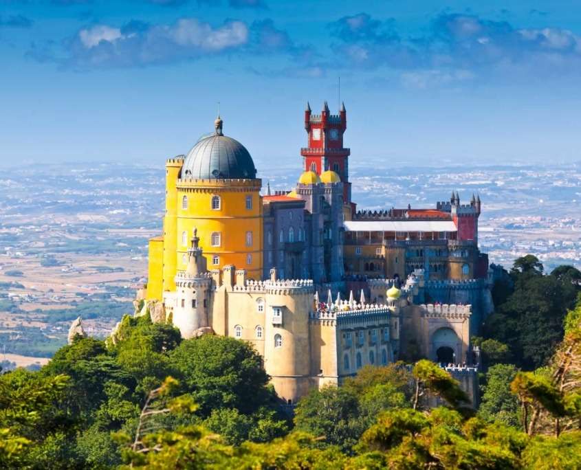 Le palais de Pena est situé sur l'une des cimes de la Serra de Sintra, au cœur d' un parc de 200 hectares de la ville de Sintra, pleine de magie et de mystère dans une symbiose parfaite entre l’homme et la nature.