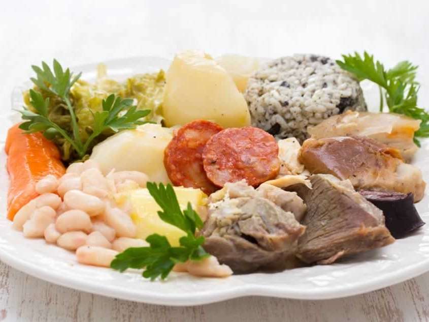 Cozido à Portuguesa, sorte de pot-au-feu avec viande de bœuf, porc et poulet, saucisses traditionnelles, accompagnés de choux, carottes, navets, pommes de terre et riz.
